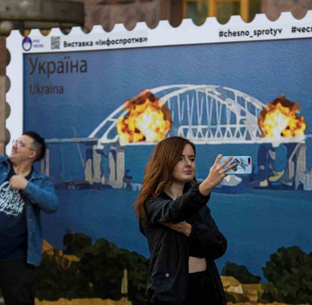 Das Kunstwerk der Brücke von Kertsch in Kiew