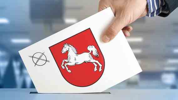 An election card with a cross and the coat of arms of Lower Saxony is thrown into a ballot box.  © fotolia.com Photo: _AndreL