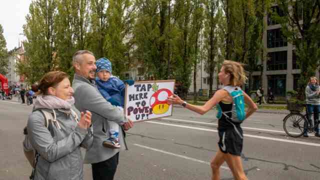 Munich marathon: High five and refuel: This strengthening then has a more psychological effect.