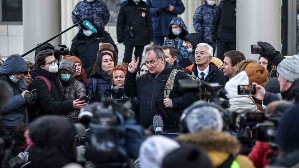 Russia: Alexander Cherkassov speaks to journalists outside Moscow City Court