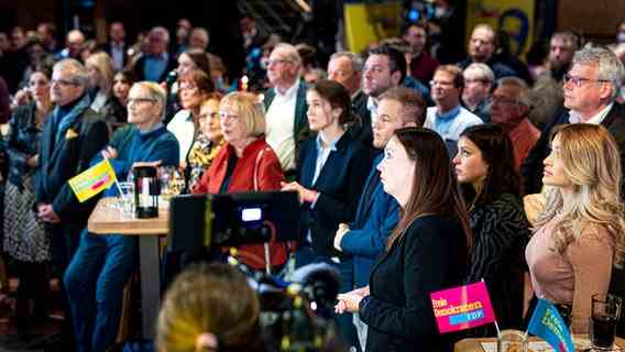 FDP members stand together at an election party.  © dpa-Bildfunk Photo: Moritz Frankenberg
