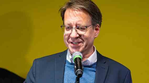 Stefan Birkner (FDP) speaks at an election party.  © dpa-Bildfunk Photo: Moritz Frankenberg