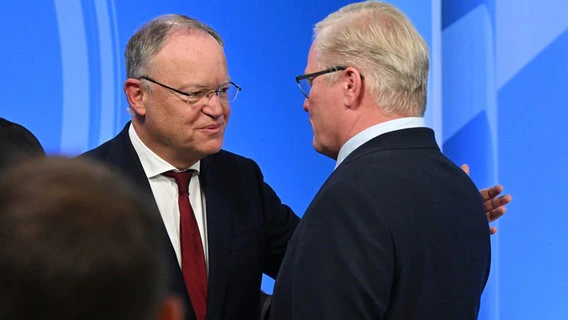 Stephan Weil (SPD) and Bernd Althusmann (CDU) talk to each other in a TV studio.  © dpa-Bildfunk Photo: Julian Stratenschulte
