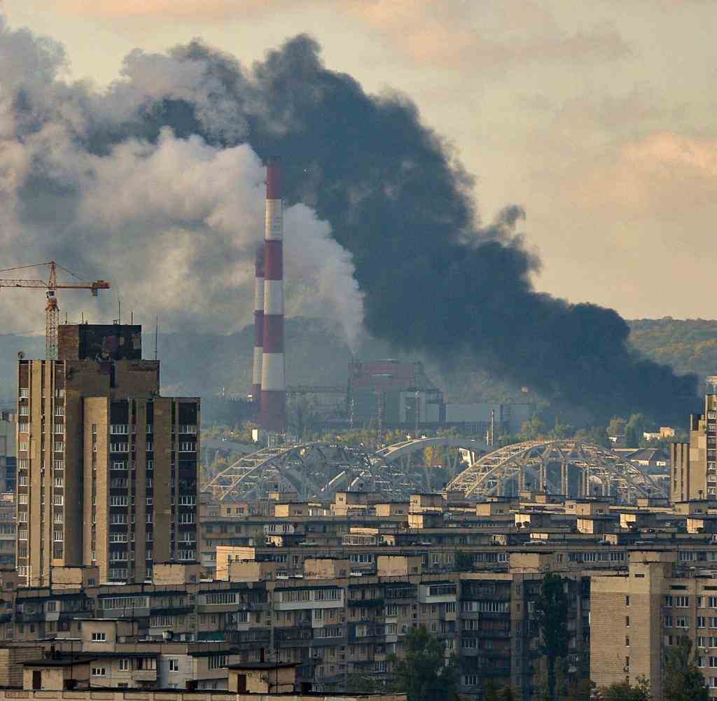 Über Kiew steigt schwarzer Rauch auf