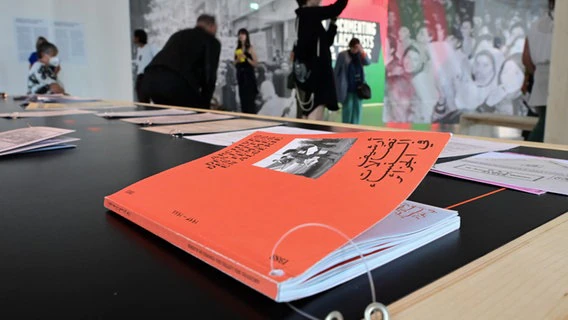 There is a red brochure on a table "Archives des luttes des femmes en Algerie" © picture alliance/dpa |  Uwe Zucchi 