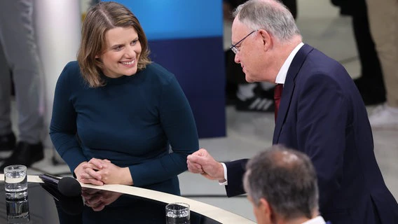 Julia Willie Hamburg, top candidate of the Greens, and Stephan Weil (SPD), Prime Minister of Lower Saxony, speak out in a TV studio in the Lower Saxony state parliament on the evening of the election.  © dpa-Bildfunk Photo: Friso Gentsch