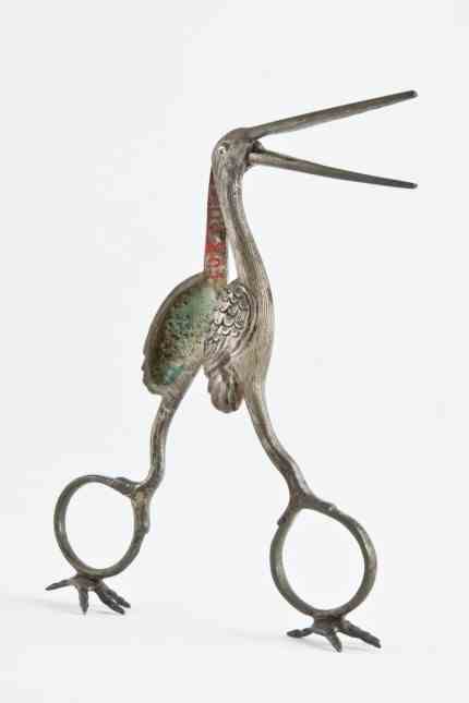 Vacation in Hamburg: An umbilical clamp in the shape of a stork from 1802: When you open it, you can see that a swaddled baby is lying in the stork's belly.  Wealthy women received umbilical clamps for the birth of their first child.  Today it is one of about half a million exhibits in the museum.