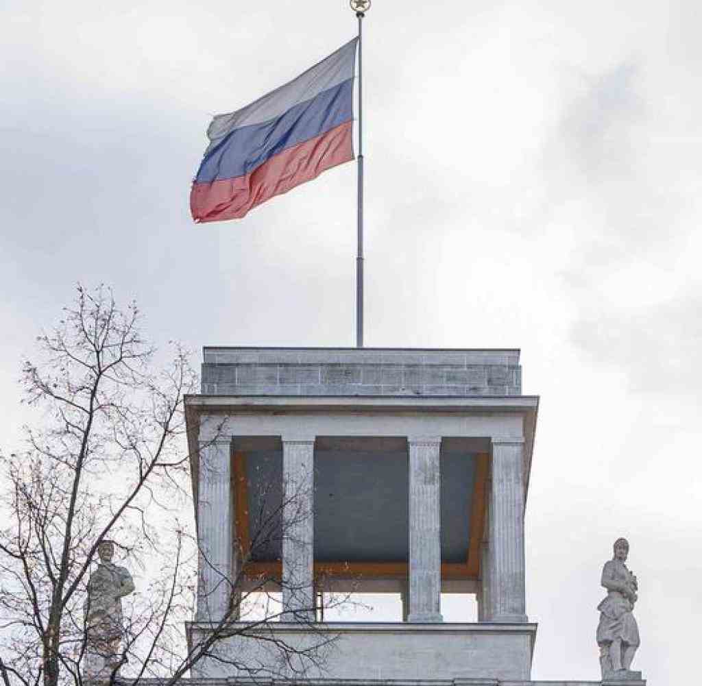 Eine russische Fahne weht auf der russischen Botschaft in Berlin. Als Konsequenz aus dem Berliner Mordurteil gegen einen Russen erklärt die Bundesregierung zwei Mitarbeiter der russischen Botschaft in Deutschland zu «unerwünschten Personen». (Zu dpa "Russische Diplomaten in Berlin zu «unerwünschten Personen» erklärt") +++ dpa-Bildfunk +++