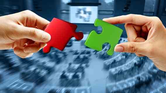 Two hands each holding a colored puzzle piece (image montage) © Fotolia Photo: peshkova