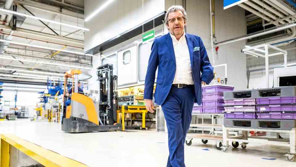 Stefan Wolf in the production hall of the automotive supplier ElringKlinger