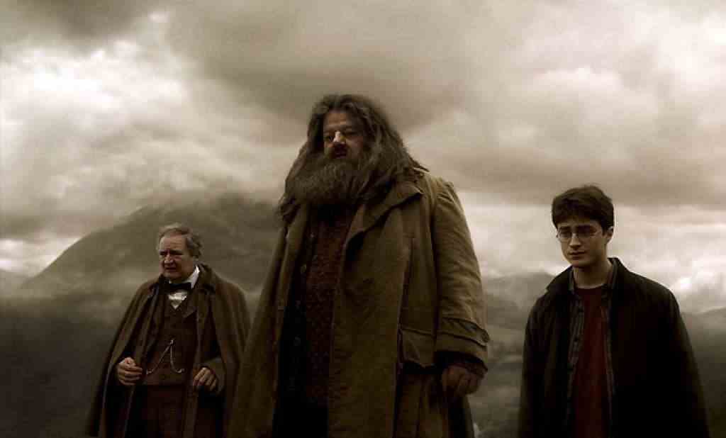 14 octobre -Robbie Coltrane - Rubeus Hagrid, « gardien des clés et des lieux à Poudlard » dans la célèbre franchise de films « Harry Potter », l’acteur d’origine écossaise Robbie Coltrane est mort à l’âge de 72 ans.