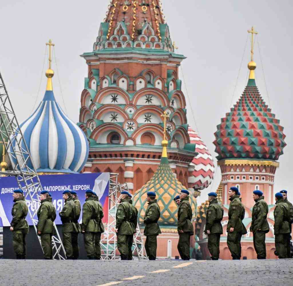 Ab an die Front: Russische Soldaten auf dem Roten Platz in Moskau
