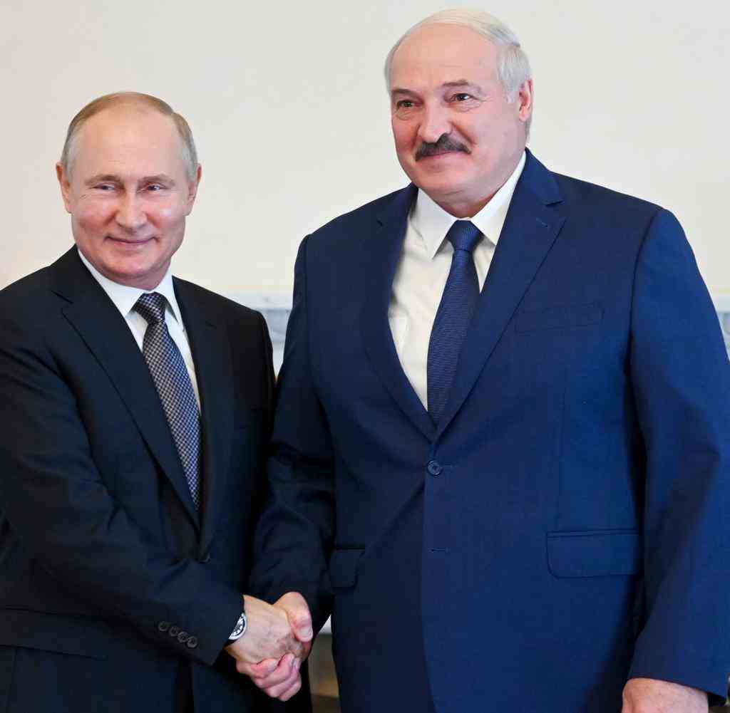 Wladimir Putin (l.), Präsident von Russland, und Alexander Lukaschenko, Präsident von Belarus, auf einem Archivbild aus dem Juli 2021
