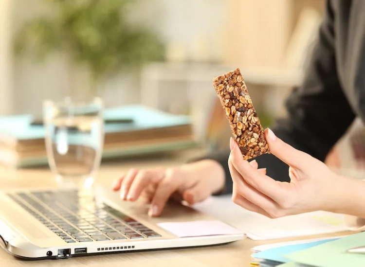 a quick breakfast with protein bars can have a negative impact on healthy eating after the age of 50