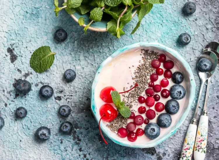 Eat enough fiber through breakfast with yoghurt and fruit for a healthy diet from the age of 50