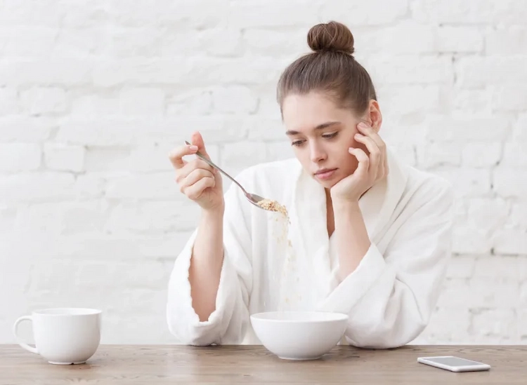 Skipping the most important meal of the day does not promote weight loss in women