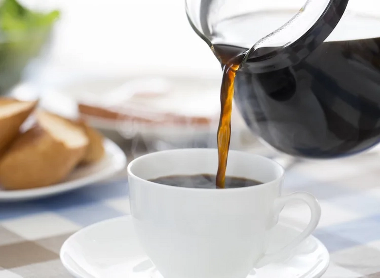 prevent bad breakfast habits and do not replace food with coffee