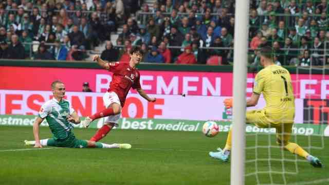 Bundesliga: Pinprick football the Mainz way: Jae-Sung Lee (centre) scored the 2-0 win over Werder Bremen.