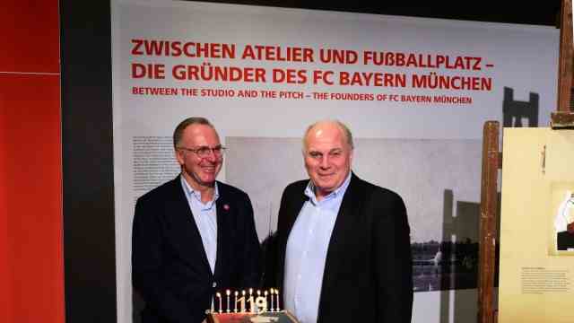 Football history: It was mainly artists who founded FC Bayern in 1900.  The association honored them in 2019 with the special exhibition "Between studio and soccer field".  Uli Hoeneß (right) and Karl-Heinz Rummenigge at the opening of the exhibition.