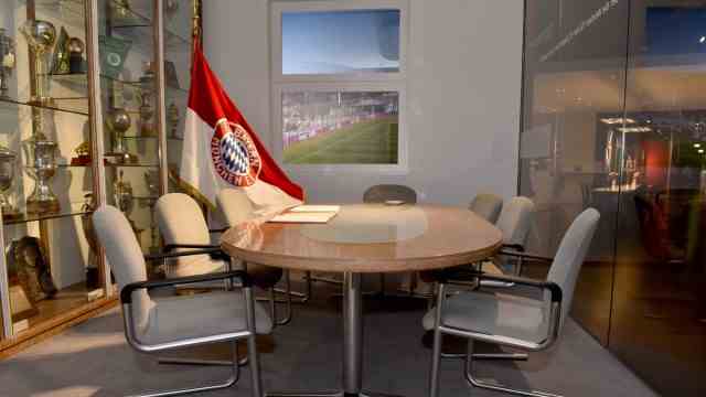 Football history: This is where the chairmen of the record champions debated: The presidium room, formerly in the office on Säbener Straße, can now be seen in the FC Bayern museum.
