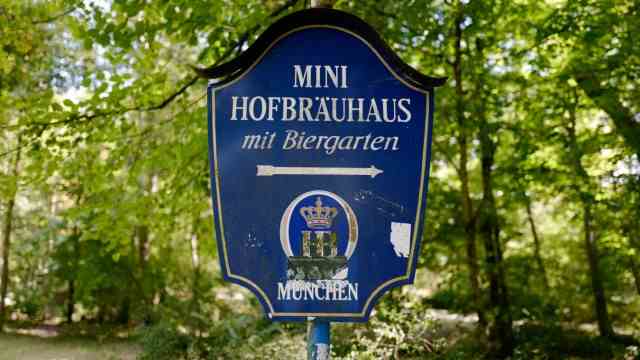 Leisure tips for Munich: Easy to find thanks to a sign along the way: the Mini-Hofbräuhaus.