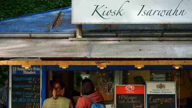 Leisure tips for Munich: Isarwahn, one of the two kiosks on the Wittelsbacher Bridge.
