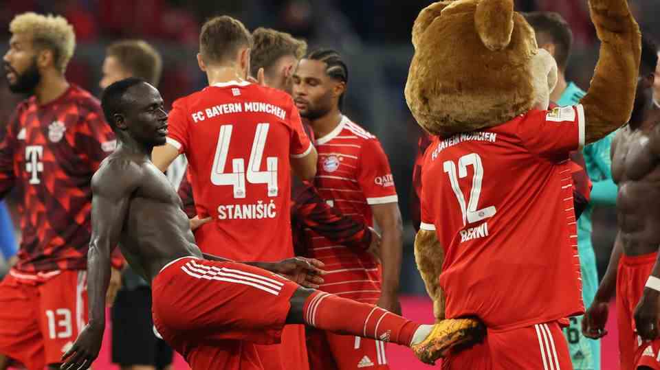 FC Bayern Munich – SC Freiburg 5:0 SC Freiburg, who previously ranked ahead of Bayern in the table, picked up a real beating in Munich.  Gnabry, Choupo-Motin, Sané, Mané and Sabitzer provided the goals for the highly superior Bayern.  With the win, Julian Nagelsmann's team overtakes the Breisgau team to take second place.  Attacker Mané then took the great atmosphere as an opportunity to give Berni, the Bayern mascot, a gentle kick in the butt – for fun, of course.  Other pictures show the two hugging each other warmly.  From that point of view, everything is fine at Bayern.