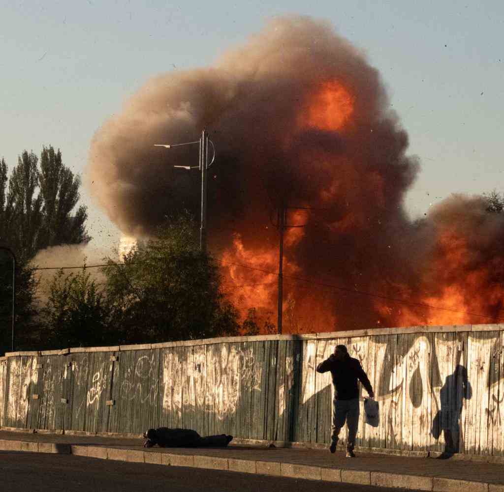 Eine Explosion nach einem mutmaßlichen Drohnen-Angriff in Kiew