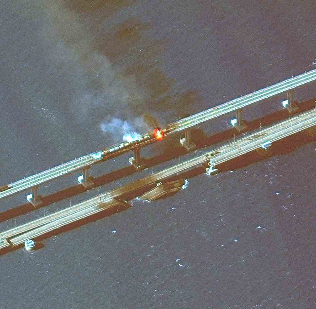 Ein Satellitenbild zeigt brennende Eisenbahnwaggons und Schäden an der Krim-Brücke