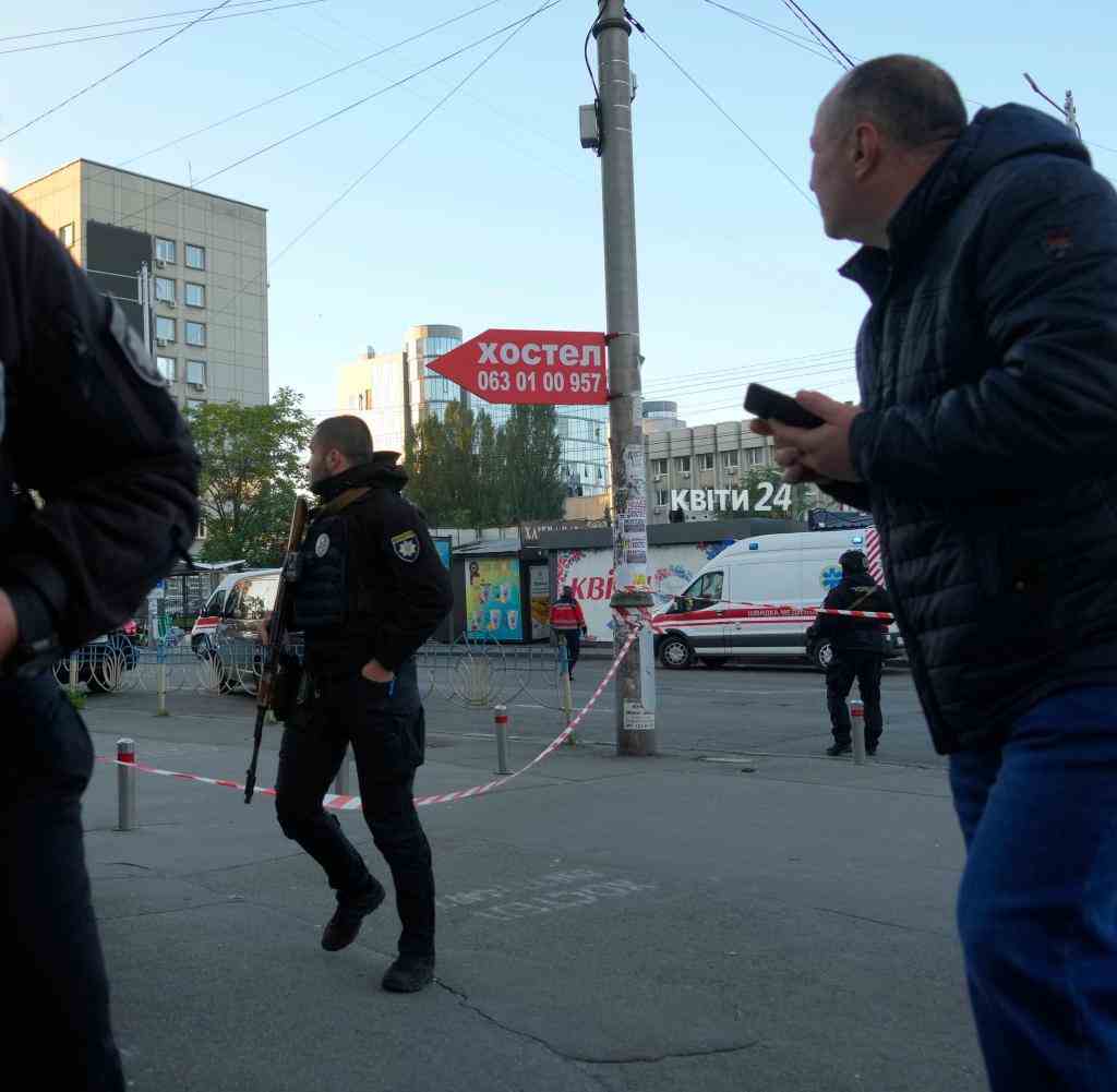 Menschen in Kiew, während des Drohnenbeschusses auf ein Gebäude