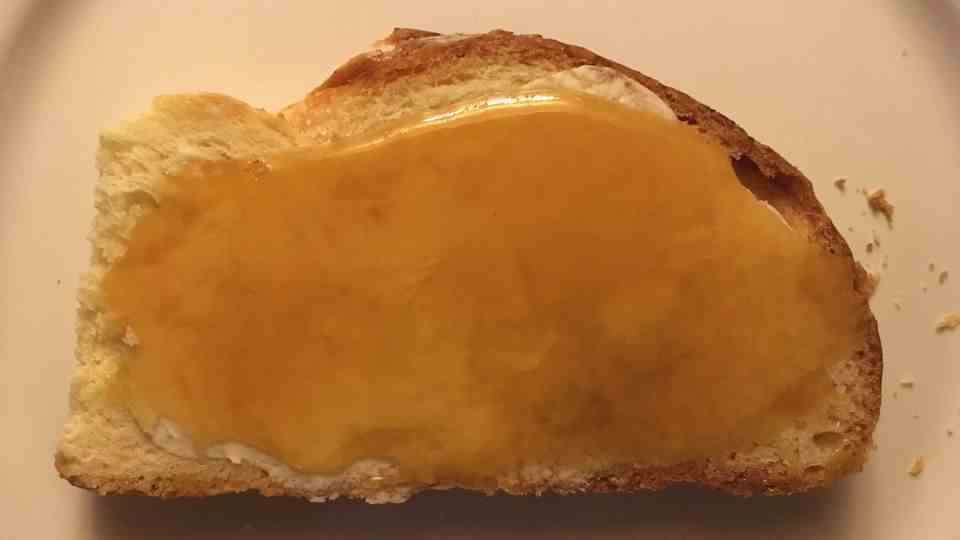 Manuka Honig schmeckt besonders gut auf Brot