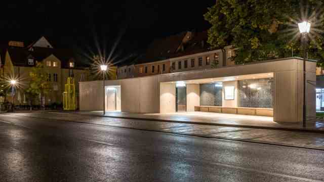 Black book: The association finds the construction costs of 890,000 euros for the public toilet facility with a waiting area for bus passengers at Regensburg's Schwanenplatz far too high for a toilet.