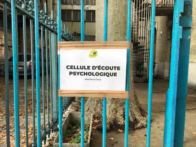 A psychological cell was opened by the town hall of the 19th arrondissement, at 7 rue Pierre Girard. 
