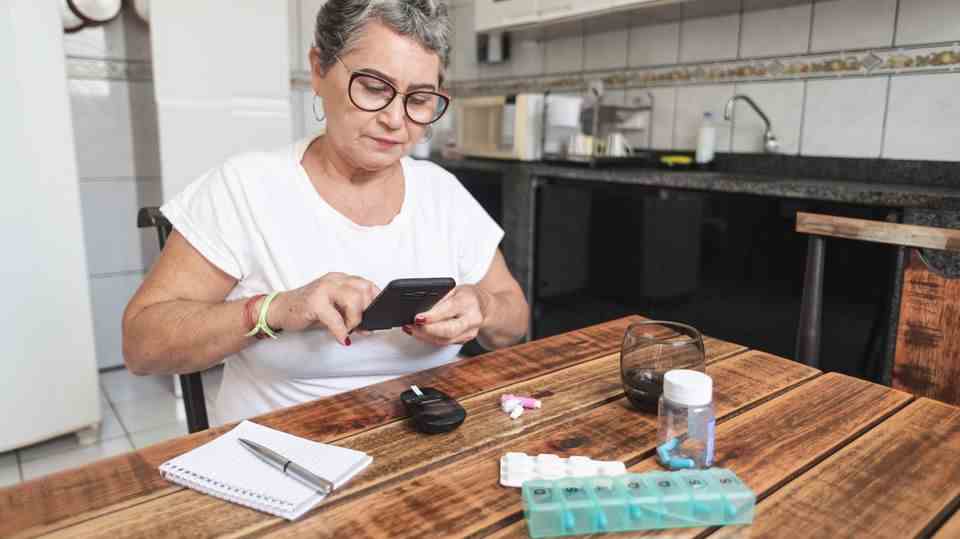 Woman measures blood sugar level