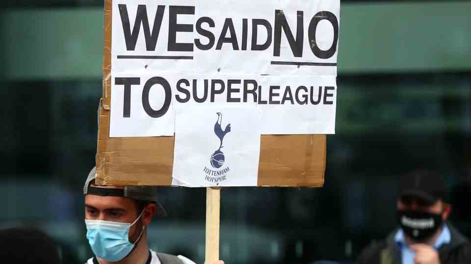Tottenham Hotspur supporters protest against the Super League