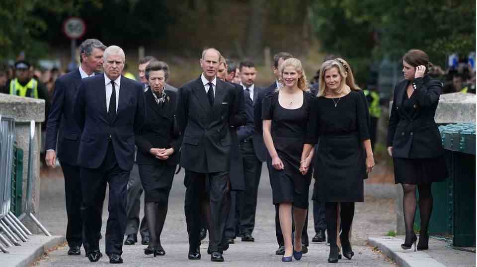 They stick together in the difficult hour: members of the royal family attended a service in memory of the Queen on Saturday.  Together, the royals left Balmoral Castle and ran to the nearby Crathie Kirk church.  The Queen herself was a regular guest there for years when she spent her summers at Balmoral.  Three of Queen Elizabeth II's four children were present: Princess Anne, Prince Andrew and Prince Edward.  Only the eldest son, the new King Charles, had already traveled to London on Friday, where he was officially proclaimed king in the morning.  There were numerous grandchildren at Balmoral, including Peter Phillips and Zara Tindall, Anne's children, and Andrew's two daughters, Princesses Beatrice and Eugenie.