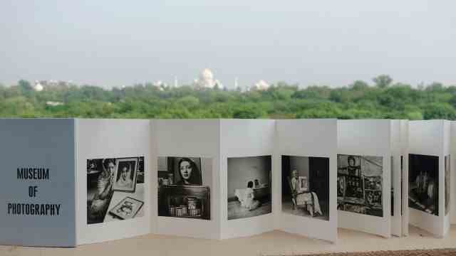 Photography: Photographic narratives in the form of leporellos: Dayanita Singhs "Museum Bhavan" from 2017, here in an installation in front of the Taj Mahal.