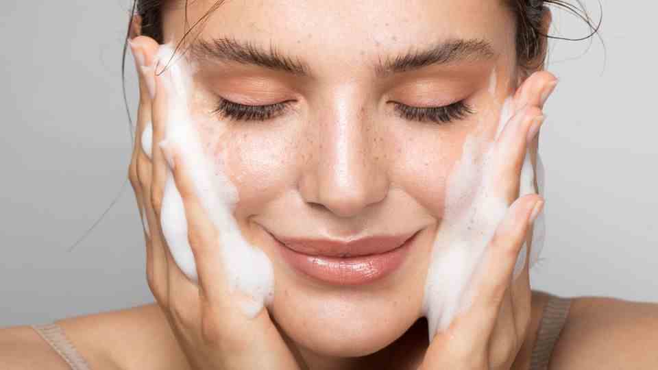Prevent premature skin aging: cleanse the skin