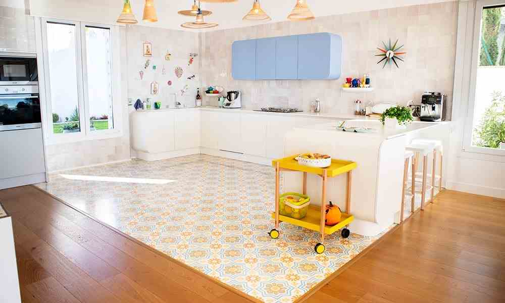 Dynamic Colors To Materialize The Kitchen Space 