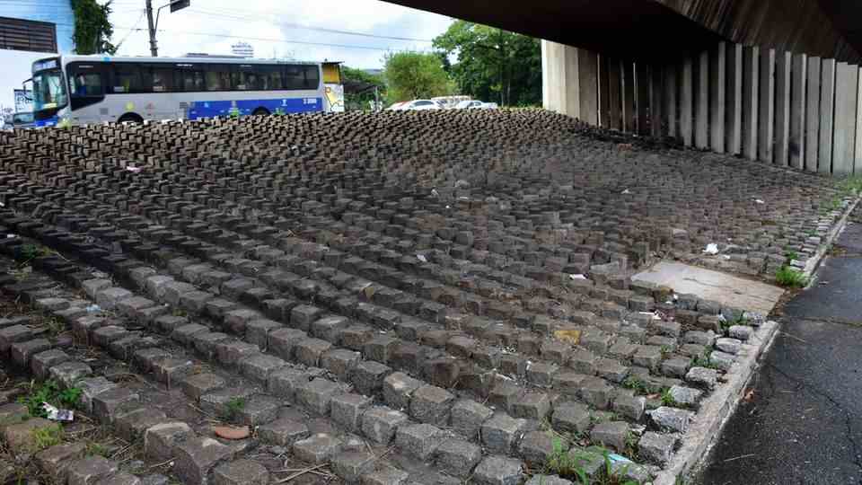 Paving was put under this bridge in São Paulo to prevent homeless people from sleeping well there.