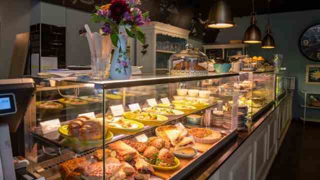 Café Tribeca in Gern: Cakes and sandwiches can be found in the refrigerated counter.