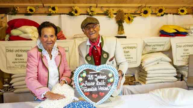 Five for Munich: The couple Theresia and Peter Heim, who run the transport, have been with their pillows on the Auer Dulten for 25 years.  They have now been recognized for their commitment.