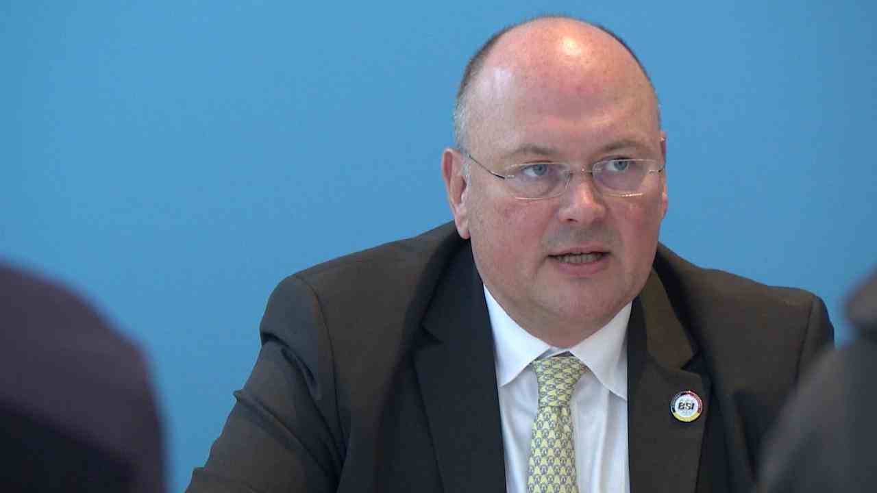 Interior Minister Faeser is examining the dismissal of BSI boss Arne Schönbohm under pressure