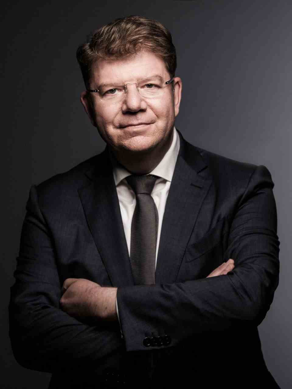 Christoph Knauer with a white shirt, gray tie and black sack