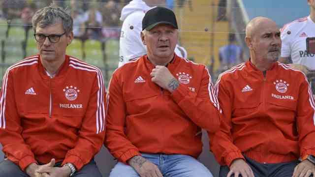 Legends derby in the Olympic Stadium: For Bayern on the bench: Michael Henke, Stefan Effenberg and Rainmond Aumann (from left).