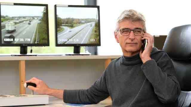 Largest trade fair in the world: without Frank Pastior and his traffic control center, traffic jams threaten on Munich's autobahns: he controls visitor traffic and manages the parking spaces at the trade fair.