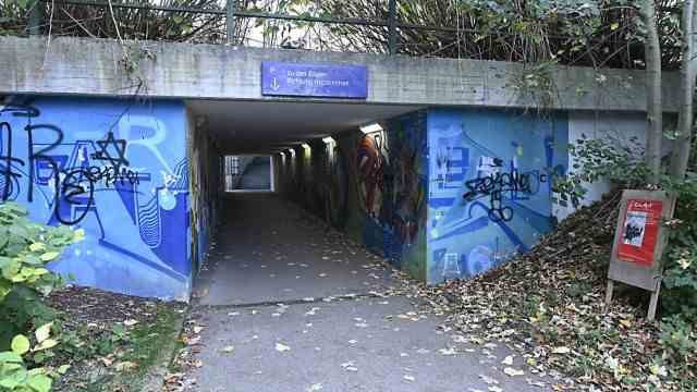 Local development: Behind the S-Bahn underpass, through which the students are supposed to go to the high school, the wide field opens up.