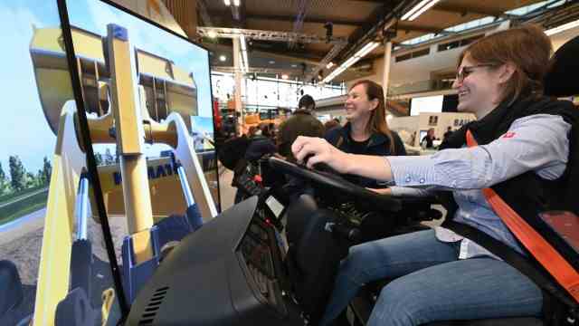Bauma trade fair: Tour of the excavator simulator: the school classes came by in the morning, and in the afternoon civil engineer Kim Köhler tested her talent as a driver.