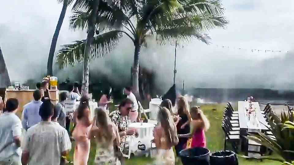 Video: Giant waves surprise wedding in Hawaii.