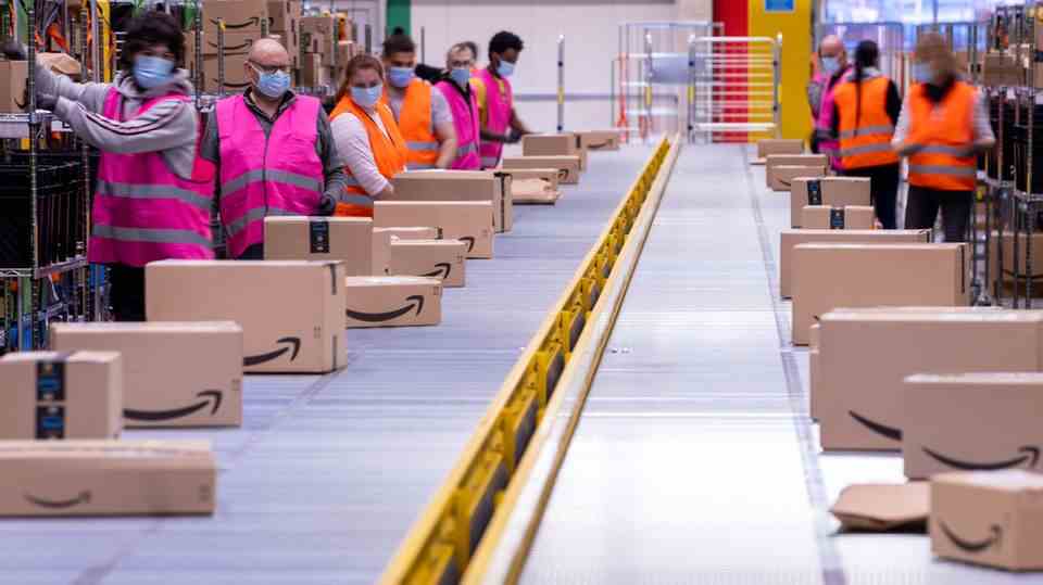 10th place: Amazon The importance of Amazon as an employer continues to increase.  The group currently has around 30,000 employees in Germany, with a further 6,000 to be added by the end of the year.  The working conditions in logistics are often harshly criticized, but in Trendence's employer ranking, Amazon has risen from 19th to 10th place compared to the previous year. More than 20,000 non-academic specialists were surveyed.